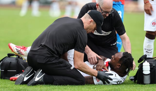 Ricky-Jade Jones wird von Dr. James Morgan und Dr. Sebastian Schneider versorgt und anschließend ins Krankenhaus gebracht..