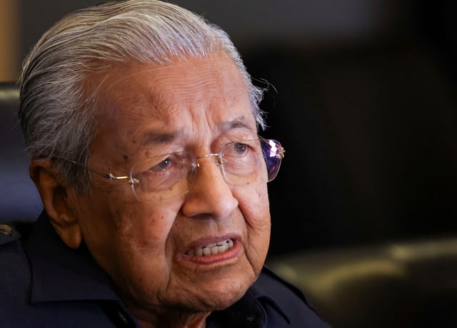 Former Malaysian Prime Minister Mahathir Mohamad holds a press conference at Putrajaya, Malaysia December 10, 2024. REUTERS/Hasnoor Hussain/File Photo