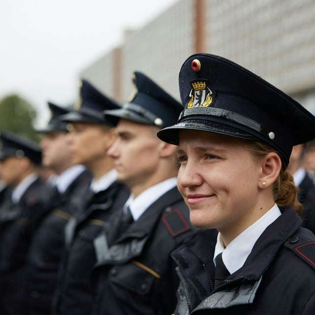 Mitglieder der Freiwilligen Feuerwehr nehmen an der Zentralen Willkommensveranstaltung der Berliner Feuerwehr vor dem Roten Rathaus teil.