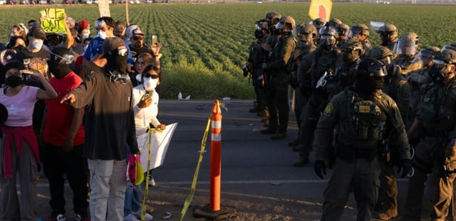 Des manifestants font face à des agents de la police fédérale de l'immigration (ICE) à Camarillo, en Californie, le 10 juillet 2025