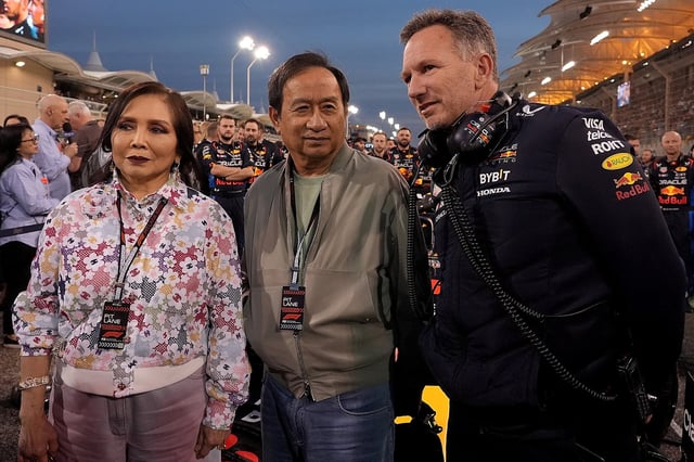 Horner (rechts) mit dem Red-Bull-Anteilseigner Chalerm Yoovidhya und seiner Frau Daranee beim Rennen in Bahrain