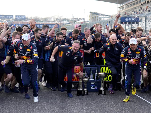 Suzuka (Japan), 07/04/2024.- Red Bull Racing driver Max Verstappen (L), team principal Christian Horner (C), chief technical officer Adrian Newey (2-R) and driver Sergio Perez (R) run as their team members spray Reb Bull after the Formula One Japanese Grand Prix at the Suzuka International Racing Course in Suzuka, Japan, 07 April 2024. (Fórmula Uno, Japón) EFE/EPA/FRANCK ROBICHON