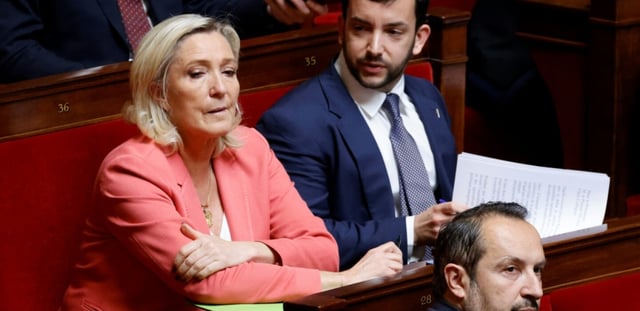 Marine le Pen et les députés RN Jean-Philippe Tanguy (C) et Sébastien Chenu (D) le 28 avril 2025 à l'Assemblée nationale à Paris