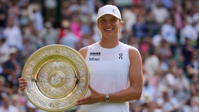 Wimbledon 2025: Poland's Iga Swiatek celebrates with the trophy after beating Amanda Anisimova of the U.S. to win the women's singles final at the Wimbledon Tennis Championships in London, Saturday, July 12, 2025. (AP Photo/Kin Cheung)