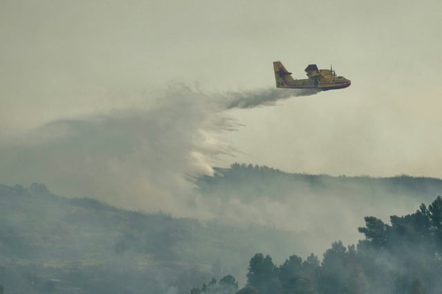 Un Canadair largue son chargement d'eau sur un incendie près de Fontcouverte, en Charente-Maritime, le 5 juillet 2025