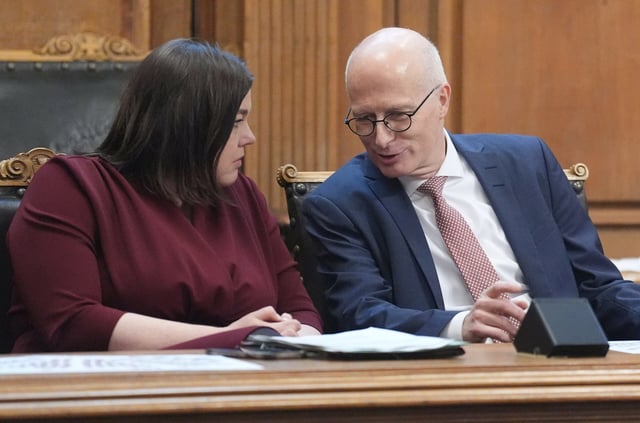 Erster Bürgermeister Peter Tschentscher (r., SPD), unterhält sich mit der Zweiten Bürgermeisterin Katharina Fegebank (Grüne) in der Hamburgischen Bürgerschaft. (Archivbild)