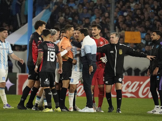 Nicolás Lamolina, cara a cara con Gustavo Costas después de la sanción del penal para Barracas Central ante Racing. Foto: Fernando de la Orden / CLARIN