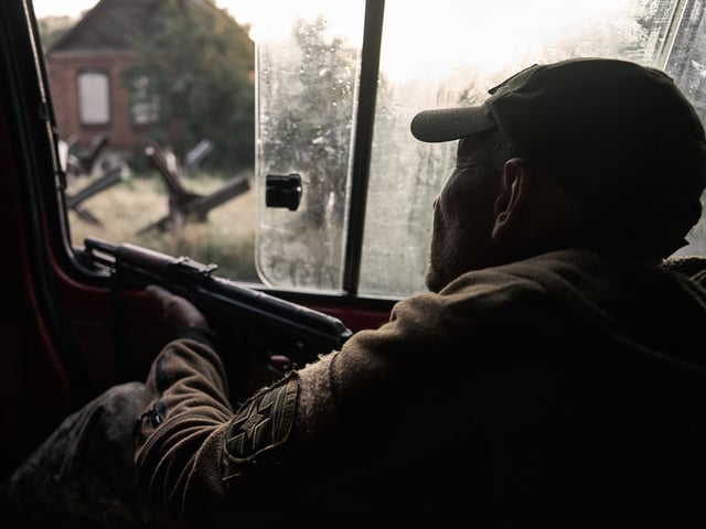 KOSTIANTYNIVKA FRONTLINE, UKRAINE - JUNE 17: A soldier holds a machine gun and prepares to shoot down enemy kamikaze drones on June 17, 2025 near Kostiantynvka, Ukraine. Russian forces have recently increased offensive activity as they attempt to capture Kostiantynivka in the Donetsk region of Ukraine, advancing on the town from three sides. (Photo by Kostiantyn Liberov/Libkos/Getty Images)
