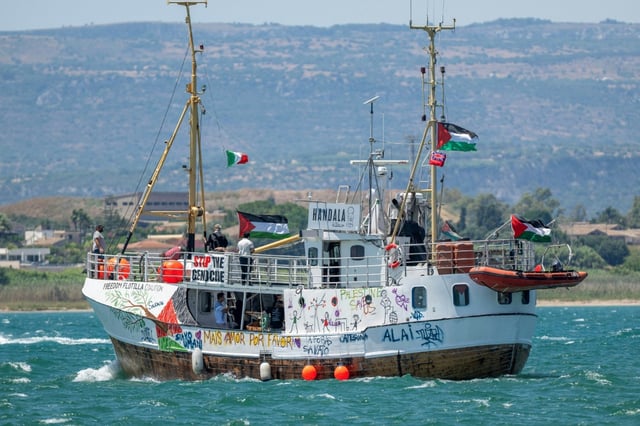 Le Handala, un nouveau bateau  transportant des militants pro-palestiniens et de l'aide humanitaire, quitte Syracuse, en Sicile, à destination de Gaza, le 13 juillet 2025