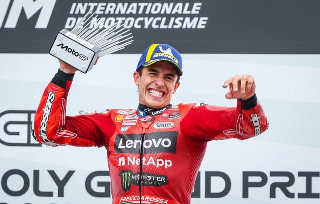 Le pilote espagnol Marc Marquez (Ducati) fête sa victoire au Grand Prix d'Allemagne MotoGP sur le circuit du Sachsenring le 13 jullet 2025.
