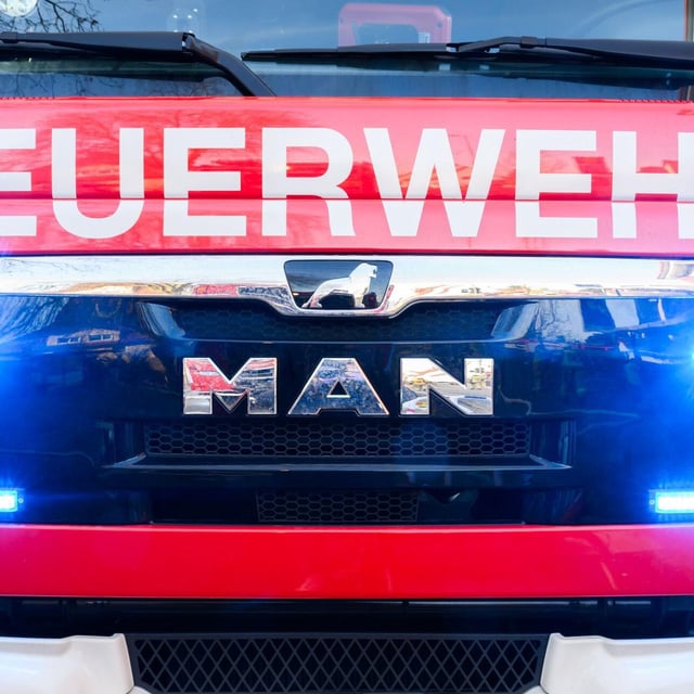 Nächtlicher Brand in Nürnberg: Etwa 30 Anwohner evakuiert - Haus unbewohnbar