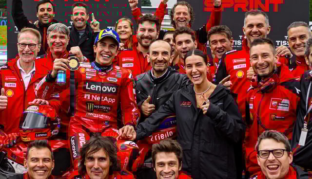 Marc Márquez, junto a su novia Gemma Pinto, Claudio Domenicale (CEO de Ducati) y, detrás, con el índice izquierdo levantado, Juliá, su padre.