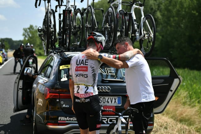 Joao Almeida, le lieutenant du maillot jaune Tadej Pogacar, au moment de son abandon, lors de la 9e étape du Tour de France, le 13 juillet sur la route entre Chinon et Châteauroux