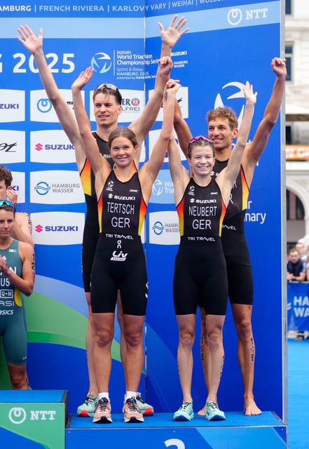 Lasse Nygaard Priester, Lisa Tertsch, Tanja Neubert, und Henry Graf (v.l.) bejubeln die deutsche WM-Bronzemedaille.