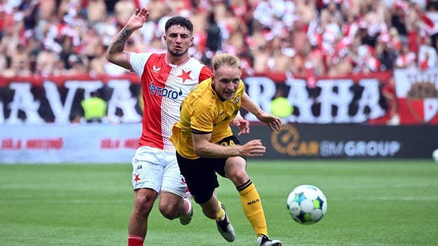 Zafeiris Christos kämpft um den Ball Dresden s Tony Menzel. 