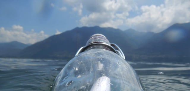 Flaschenpost im Wasser