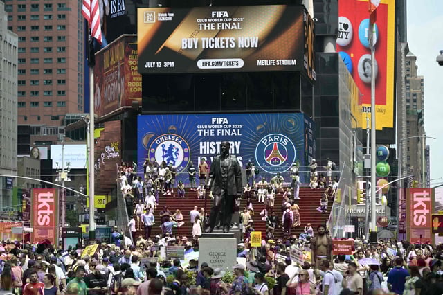 El anuncio del partido entre Paris Saint Germain y Chelsea en Times Square