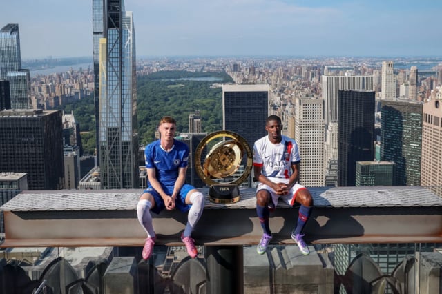 Los futbolistas recrearon la histórica foto &#34;Lunch atop a Skyscraper&#34; (Foto: FIFA)