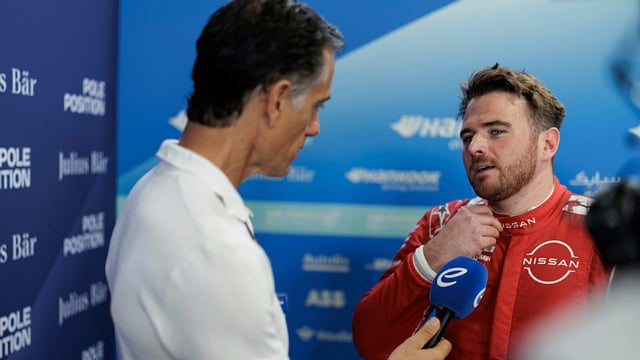 Dieser Moment rührte den frisch gebackenen Weltmeister zu Tränen ... Beim Berlin E-Prix am Sonntag, kürte sich Oliver Rowland zum ne...