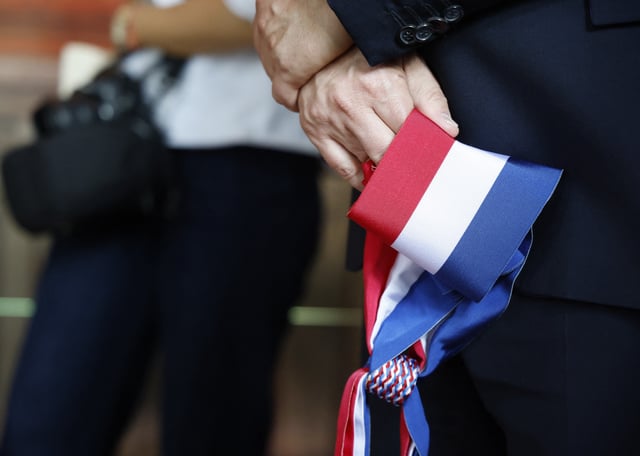 Cette photographie montre l’écharpe du maire de Fontainebleau lors de la 14e édition du festival de l’histoire de l’art à Fontainebleau près de Paris, le 6 juin 2025.