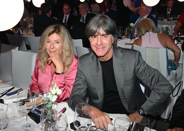 Joachim Löw und seine Ehefrau Daniela hatten sich 2016 getrennt. Neun Jahre später zeigten sie sich überraschend gemeinsam und vertraut bei der Jubiliäums-Gala des Europaparks in Rust.
