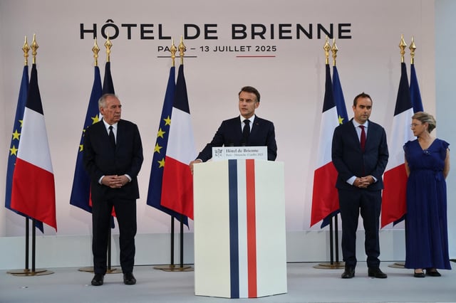 Emmanuel Macron entouré du premier ministre François Bayrou, du ministre des armées Sébastien Lecornu, et de la ministre déléguée chargée de la mémoire et des anciens combattants Patricia Mirallès, dimanche 13 juillet, lors de son discours aux armées, à l’Hôtel de Brienne., à Paris.