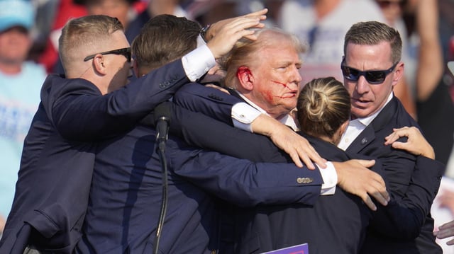 Trump wird nach den Schüssen auf ihn vom Sicherheitspersonal geschützt.