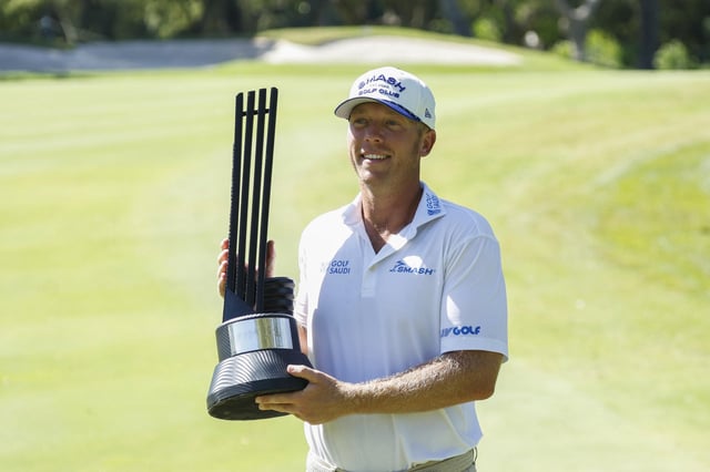 El estadounidense Talor Gooch posa con el trofeo tras proclamarse ganador del LIV Andalucía de golf, en el campo de Valderrama en San Roque (Cádiz), este domingo. EFE/A.Carrasco Ragel