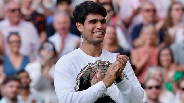 Carlos Alcaraz gardait le sourire après sa défaite en finale de Wimbledon contre Jannik Sinner.