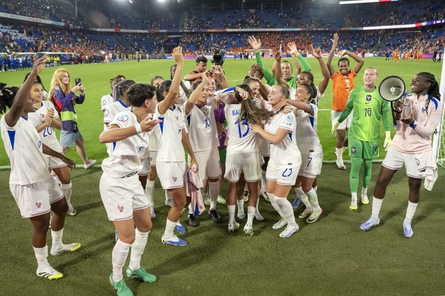 Las jugadoras de Francia celebran su primera plaza de grupo tras remontar con goleada ante Países Bajos