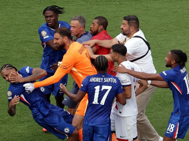 Soccer Football - FIFA Club World Cup - Final - Chelsea v Paris St Germain - MetLife Stadium, East Rutherford, New Jersey, U.S. - July 13, 2025
Chelsea's Joao Pedro clashes with Paris St Germain's Gianluigi Donnarumma as Paris St Germain coach Luis Enrique looks on after the match REUTERS/Jeenah Moon