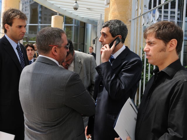 Télam Buenos Aires 23/02/2012
El representante del 
Estado en YPF, el subsecretario de Coordinación del Ministerio de 
Planificación, Roberto Baratta, vio impedida este mediodía su 
participación en la reunión de Directorio de la empresa. Baratta, acompañado por los secretarios de Política 
Económica, Axel Kiciloff, y de Energía, Daniel Cameron.
Foto: Tito La Penna/Télam/cb Buenos Aires Roberto Baratta Axel Kiciloff Daniel Cameron subsecretario de Coordinacion del Ministerio de reunion de Directorio de la empresa representante gobierno participan reunion empresa