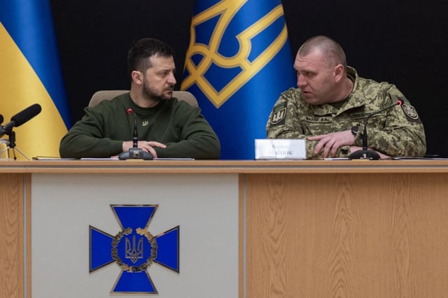 Volodymyr Zelensky y el recién nombrado jefe del Servicio de Seguridad de Ucrania, Vasyl Malyuk, hablando durante su presentación oficial en Kiev, el 13 de febrero de 2023