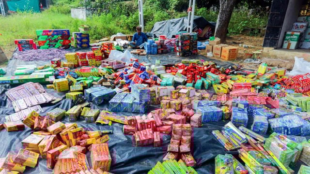 Manufacturing, selling and bursting o firecrackers is banned in Delhi. (HT Archive)