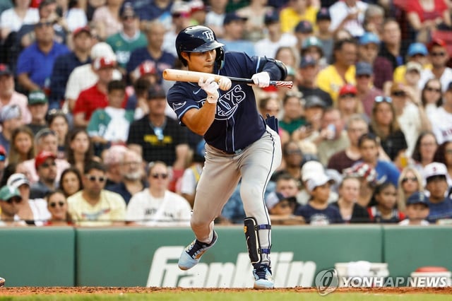 Kim Ha-seong of the Tampa Bay Rays attempts a bunt against the Boston Red Sox during the clubs' Major League Baseball regular-season game at Fenway Park in Boston on July 12, 2025, in this Getty Images photo. (Yonhap)