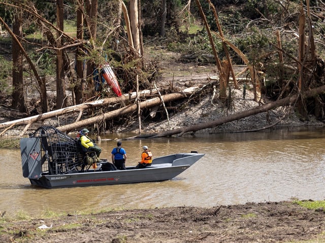 (250712) -- HOUSTON, 12 julio, 2025 (Xinhua) -- Imagen del 11 de julio de 2025 de rescatistas buscando víctimas, en Hunt, Texas, Estados Unidos. Las devastadoras inundaciones del 4 de julio en el centro de Texas han cobrado al menos 121 muertos y más de 150 desaparecidos. (Xinhua/Nick Wagner) (jg) (da)