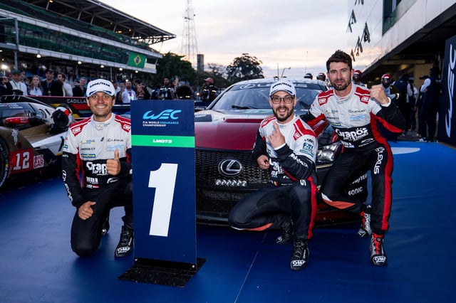 Clemens Schmid, Petru Umbrarescu y José María López festejan su victoria en las 6 Horas de San Pablo, en Interlagos, con el Lexus que por fin les dio una alegría en la división LMGT3 del Mundial de Resistencia tras un año de padecimiento.