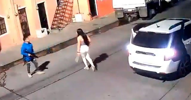 Momento en que un hombre apunta con un arma de fuego a su expareja, a quien asesinó instantes después. Foto: Captura de pantalla