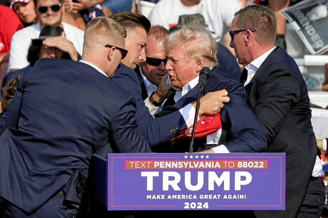 Le 13 juillet 2024, Donald Trump manquait de se faire assassiner lors d'un meeting en Pennsylvanie. 
