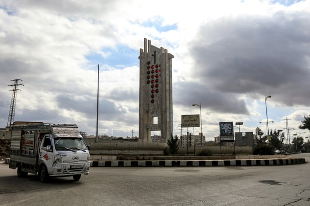 Un véhicule tourne dans un rond-point de la ville de Soueïda, dans le sud de la Syrie, le 29 décembre 2024