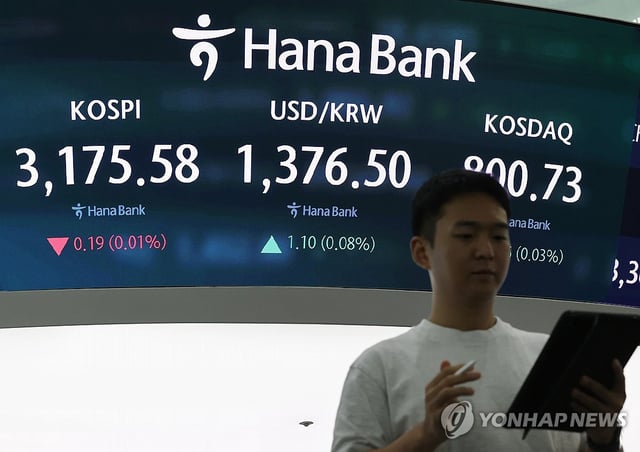 This photo shows the dealing room of Hana Bank in central Seoul on July 14, 2025. (Yonhap)