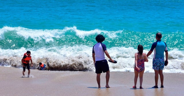 Personas vacacionan en la playa. Foto: Carlos Alberto Carbajal, Cuartoscuro