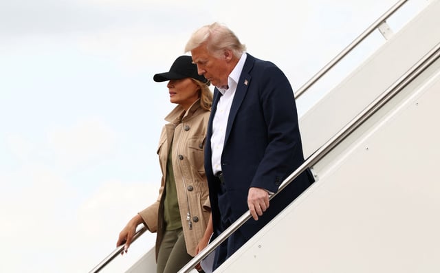 Donald Trump et la première dame Melania Trump descendent de l’Air Force One à la base aérienne de Lackland à San Antonio, Texas, États-Unis, le 11 juillet 2025.