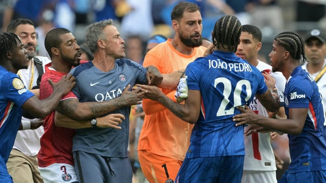 Handgemenge mit Luis Enrique (l.) und João Pedro (r.)
