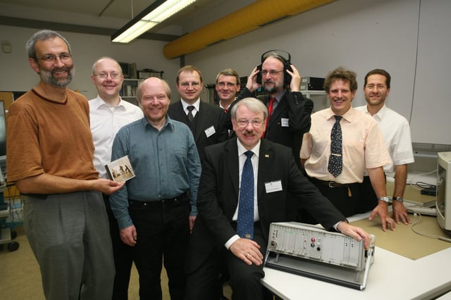 Das MP3-Team aus Erlagen um Heinz Gerhäuser (sitzend): Harald Popp (v.l.), Stefan Krägeloh, Hartmut Schott, Bernhard Grill, Heinz Gerhäuser, Ernst Eberlein, Karlheinz Brandenburg (mit Kopfhörer) und Thomas Sporer (2007).