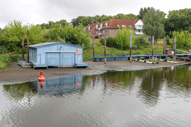 Extremes Niedrigwasser am Hafen von Dömitz: Das blaue Bootshaus der Wasserschutzpolizei kann wegen der niedrigen Pegel momentan nicht angefahren werden. Die