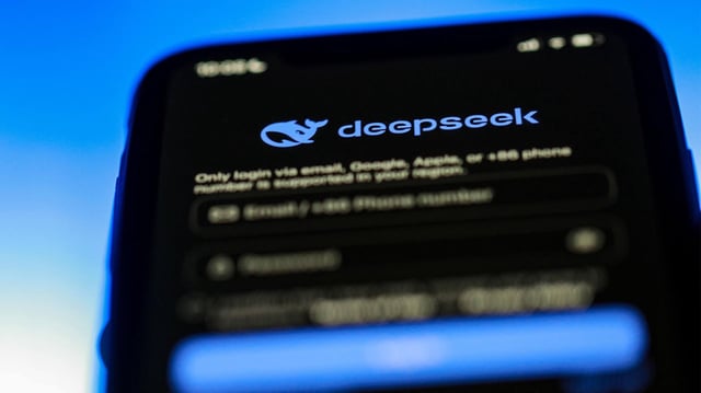 Die DeepSeek-App ist auf dem Display eines Smartphones zu sehen.