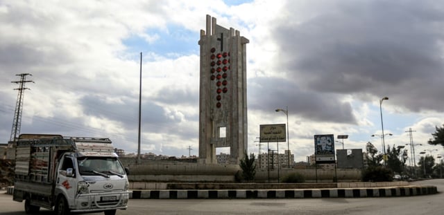 Un véhicule tourne dans un rond-point de la ville de Soueïda, dans le sud de la Syrie, le 29 décembre 2024