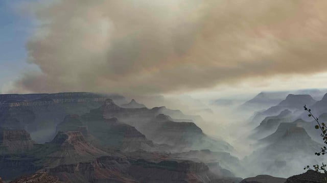 Feuer über dem Grand Canyon in den USA 