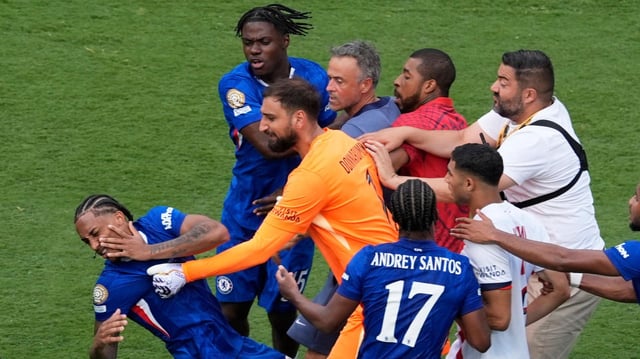 Joao Pedro (l.) geht gegen Gianluigi Donnarumma zu Boden
